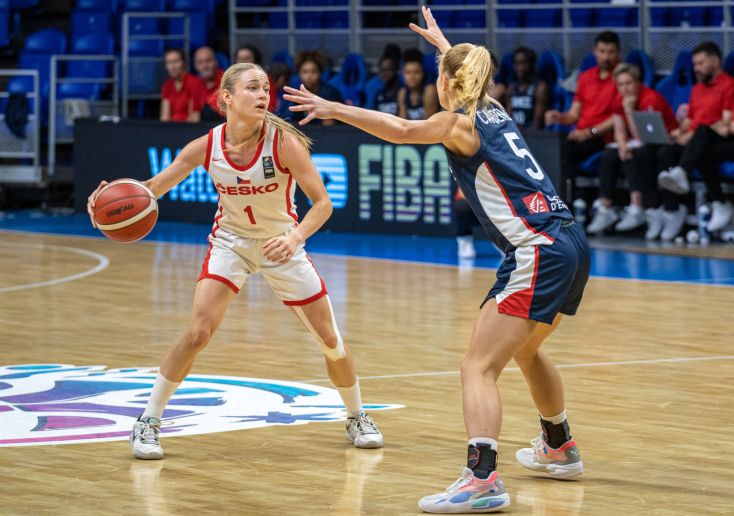Z velkého EuroBasketu na malý svět. Prostor v áčku mi prospěl, cítí pivotka Čechová